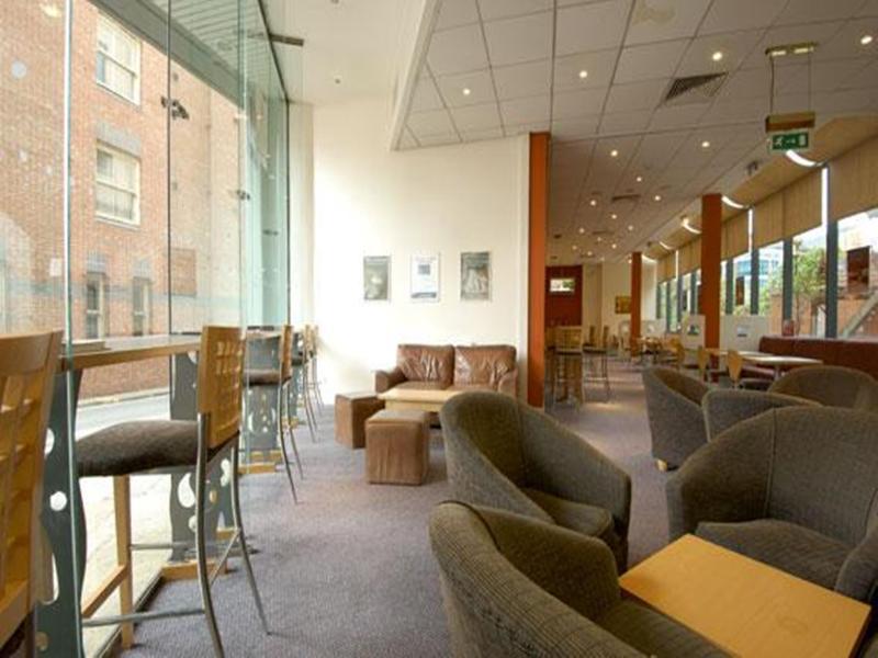 Travelodge Leeds Central Экстерьер фото