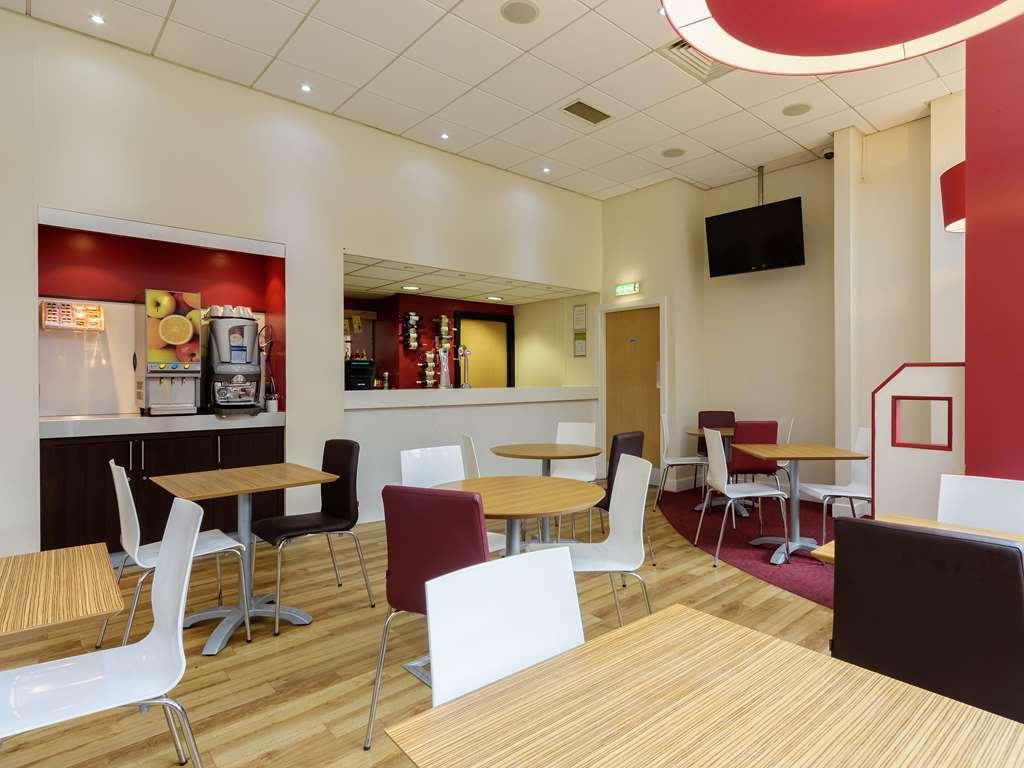 Travelodge Leeds Central Ресторан фото