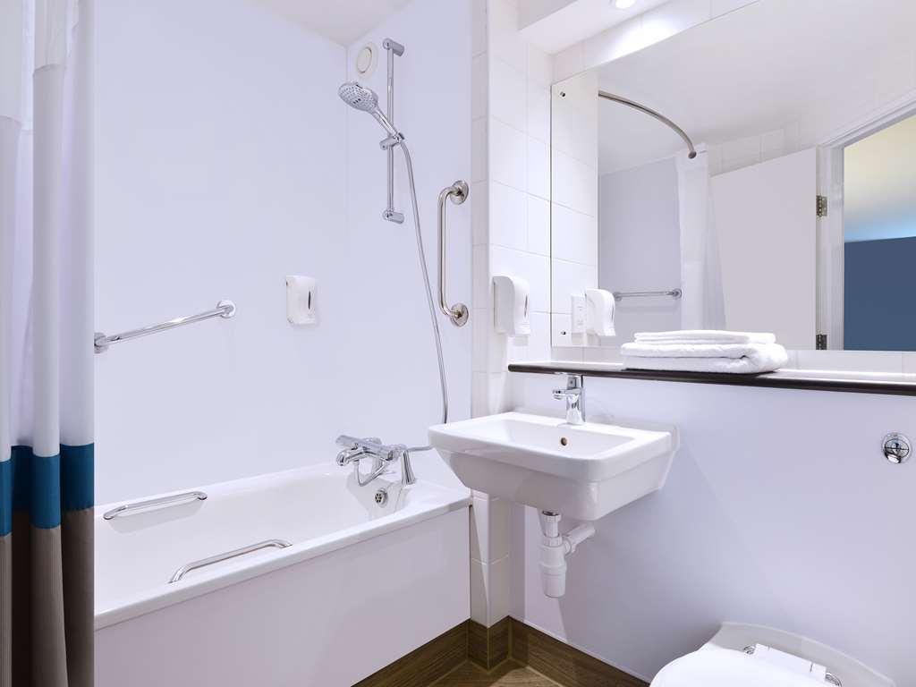 Travelodge Leeds Central Экстерьер фото