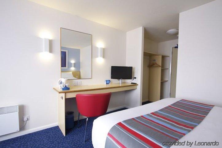 Travelodge Leeds Central Экстерьер фото