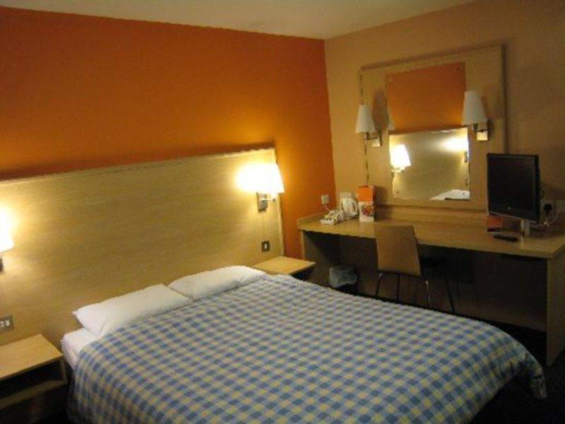 Travelodge Leeds Central Экстерьер фото