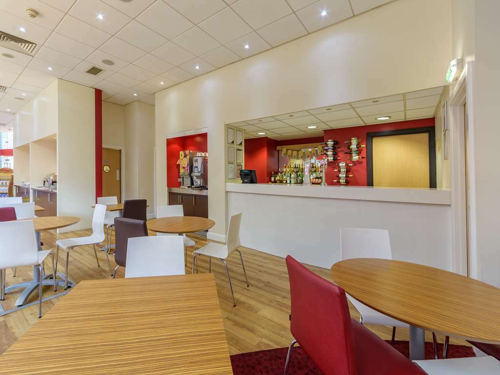 Travelodge Leeds Central Ресторан фото